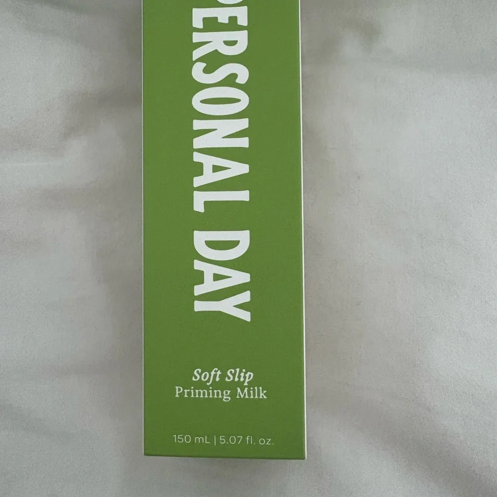 PERSONAL DAY Canvas Tote with serum & priming milk plus hair scrunchie - Picture 3 of 6